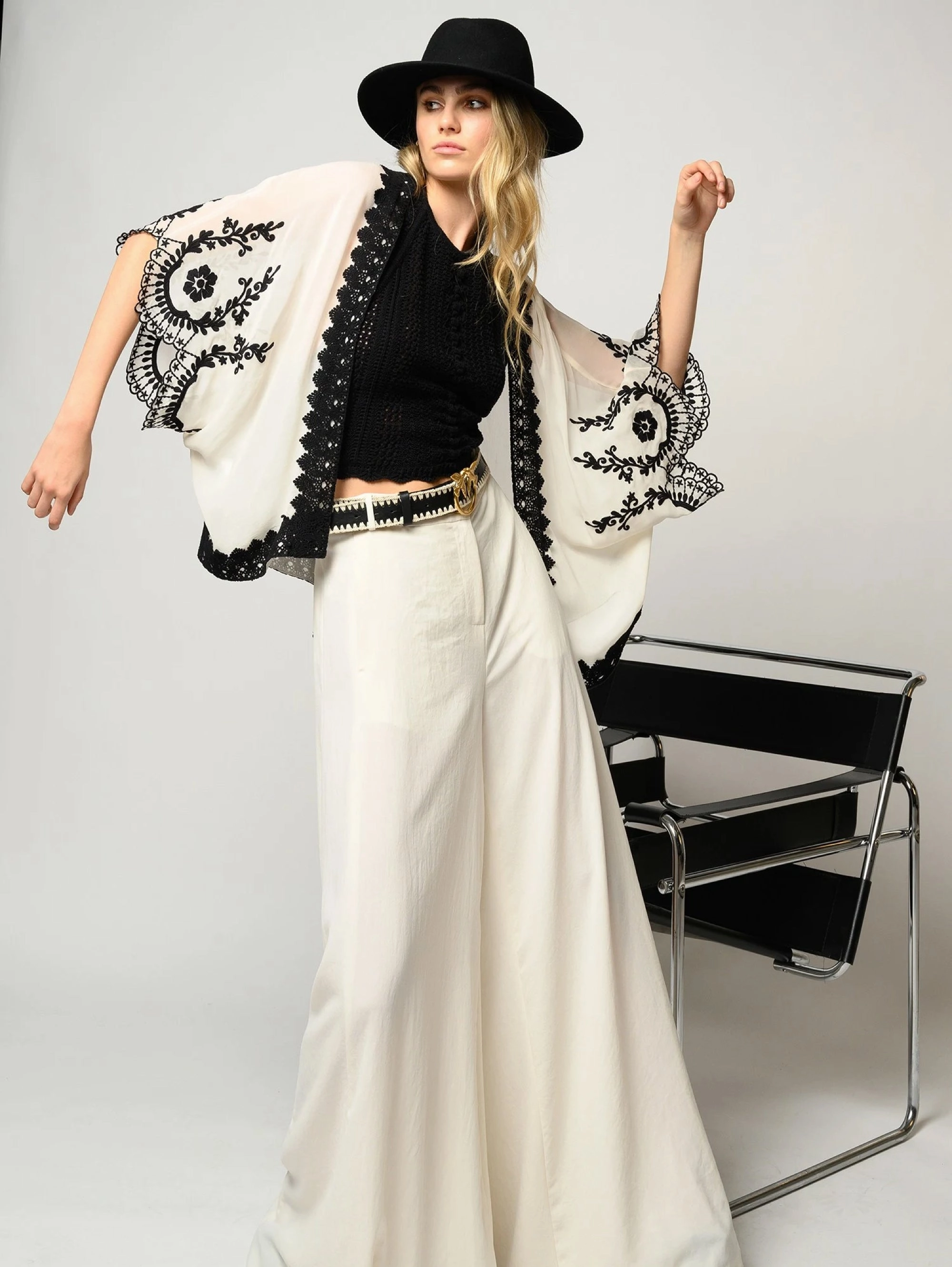 Caftan Embroidered Ecru / Black